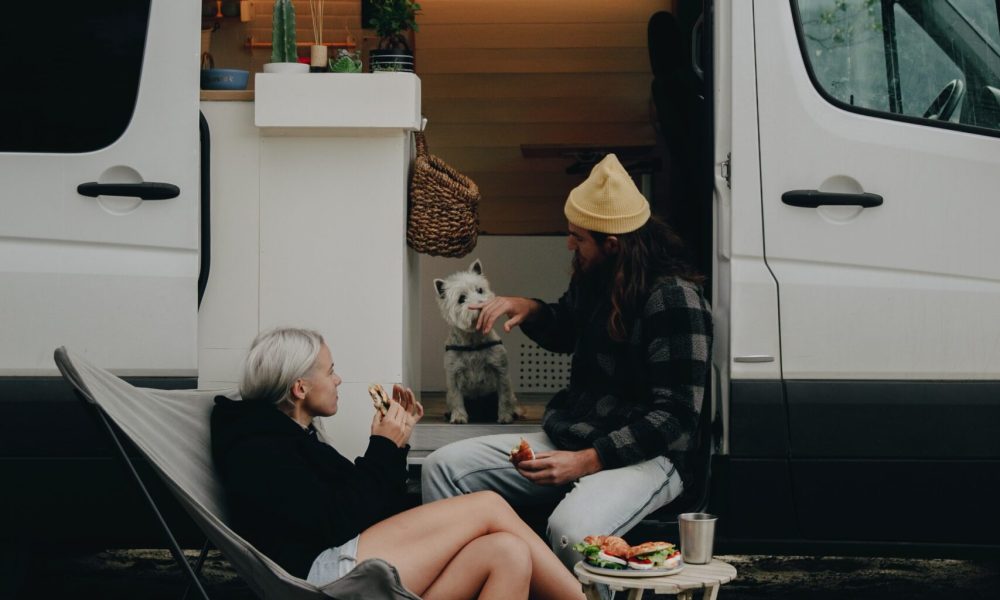 Jongeren in een camper op vakantie